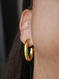 earrings, gold earrings, hoop earrings, chunky hoop earrings, waterproof earrings, jewelry, trending, tiktok, fashion jewelry, fine jewelry, nice earrings, tarnish free earrings, birthday gifts, anniversary gifts, nice jewelry, designer jewelry, jewelry store in Brickell, Miamii, accessories, gold accessories, earring ideas, big earrings, gold plated, kesley jewelry, post earrings, stud earring hoops, hoop earrings, gold