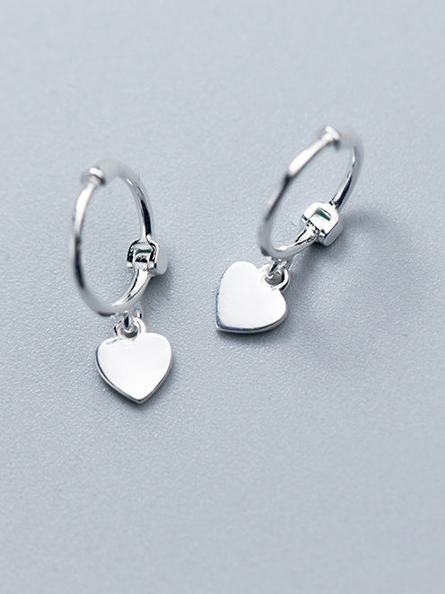 heart earrings, small hoop earrings with heart for sensitive ears, heart jewelry, heart earrings, small huggie earrings with heart charm, earrings for second hole. Shopping in Miami, shopping in Brickell waterproof earrings that wont turn green