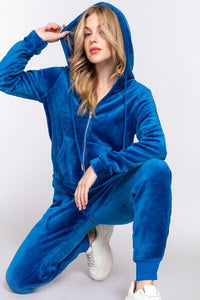 tracksuit, womens tracksuits, velvet tracksuit, velvet sweatpants and sweater set , casual clothing, fashion sets, sports clothing, activewear sets, cute outfits, fashion ideas, nice womens fashion, sweater with hood, blue velvet sweater, blue velvet pants , sweatpants, joggers, winter clothing, trending fashion