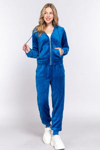 tracksuit, womens tracksuits, velvet tracksuit, velvet sweatpants and sweater set , casual clothing, fashion sets, sports clothing, activewear sets, cute outfits, fashion ideas, nice womens fashion, sweater with hood, blue velvet sweater, blue velvet pants , sweatpants, joggers, winter clothing, trending fashion