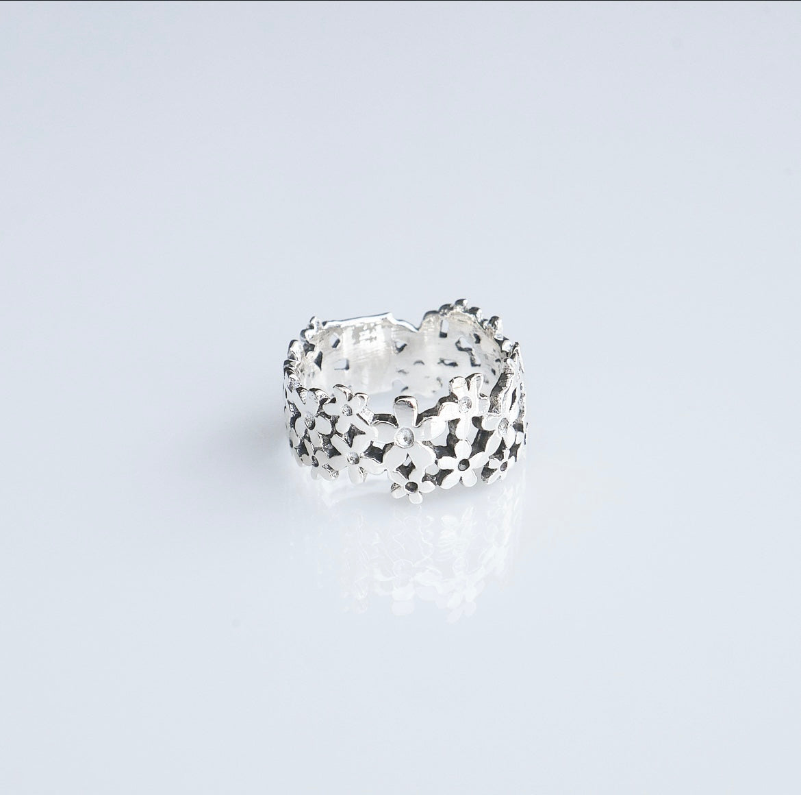 Flower ring, kesleyboutique.com, shopping in brickell, shopping in Miami, sterling silver flower ring, flower ring band, chunky flower ring 