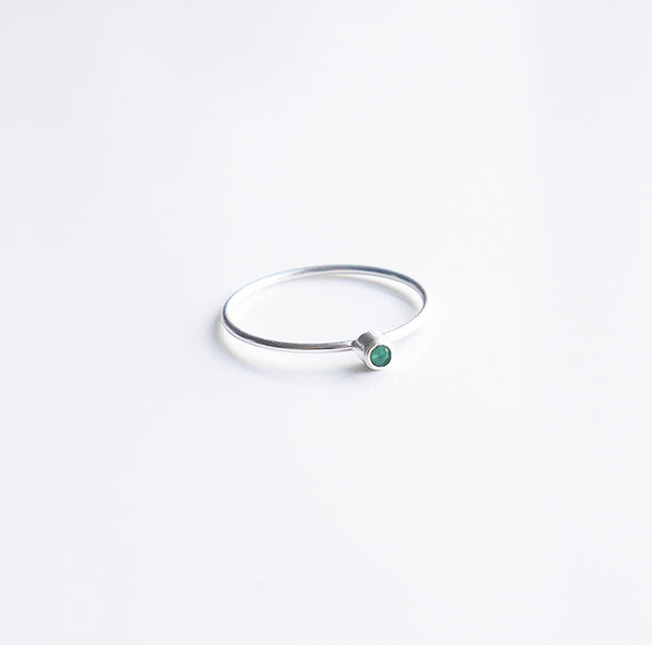 emerald ring, anillo de esmeralda, green ring, emerald ring in sterling silver .925, jewelry in Miami, shopping in Miami, jewelry store in Brickell, green gemstone jewelry , small rings, tiny rings, tiny rings, minimalist rigs, emerald rings