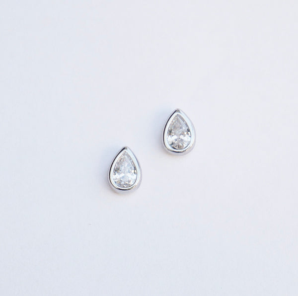 stud earrings in Miami, stud earrings in brickell, jewelry store in brickell, jewelry store in Miami Kesley Boutique, Girlwith3jobs, cute stud earrings, waterdrop stud earrings, raindrop stud earrings, teardrop stud earrings