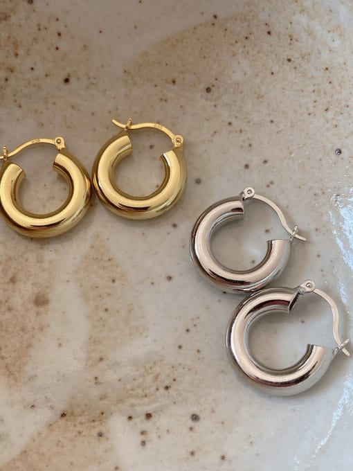 earrings, hoop earrings, chunky hoop earrings, gold plated earrings, white gold earrings, accessories, fashion jewelry, plain earrings, nickel free earrings, hypoallergenic earrings, fine jewelry, gift ideas, jewelry trending on instagram and titkok, plain earrings, medium size. earrings, fine jewelry, fashion jewelry, earrings that wont turn green with water, light weight earrings, gift ideas