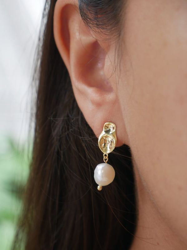 earrings, gold earrings, pearl earrings, 925, real pearls, freshwater pearl, gold plated, nickel free, .925 sterling silver, luxury designer earrings, post stud earrings, statement pearl earrings, june birthstone jewelry, bridesmaids and bridal earrings, gift ideas, unique real pearl earrings, designer, luxury, unique, Kesley Boutique 