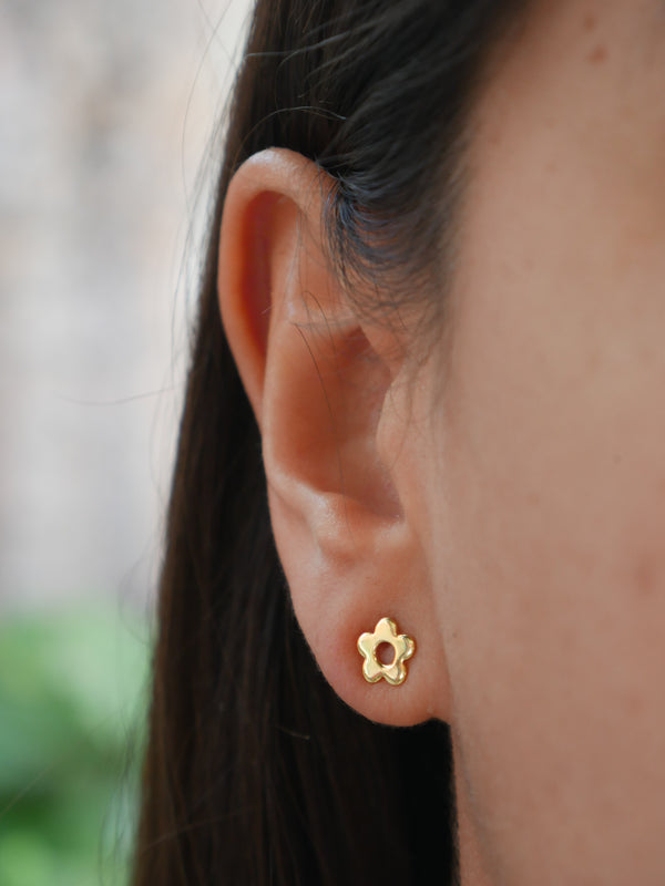 Flower earrings, 18k gold plated over .925 sterling silver waterproof plain earrings for everyday. Trending popular luxury earrings, chanel inspired earrings, prada, cute stud earrings, festival jewelry cochella, bobo stud earrings, influencer fashion Kesley Boutique