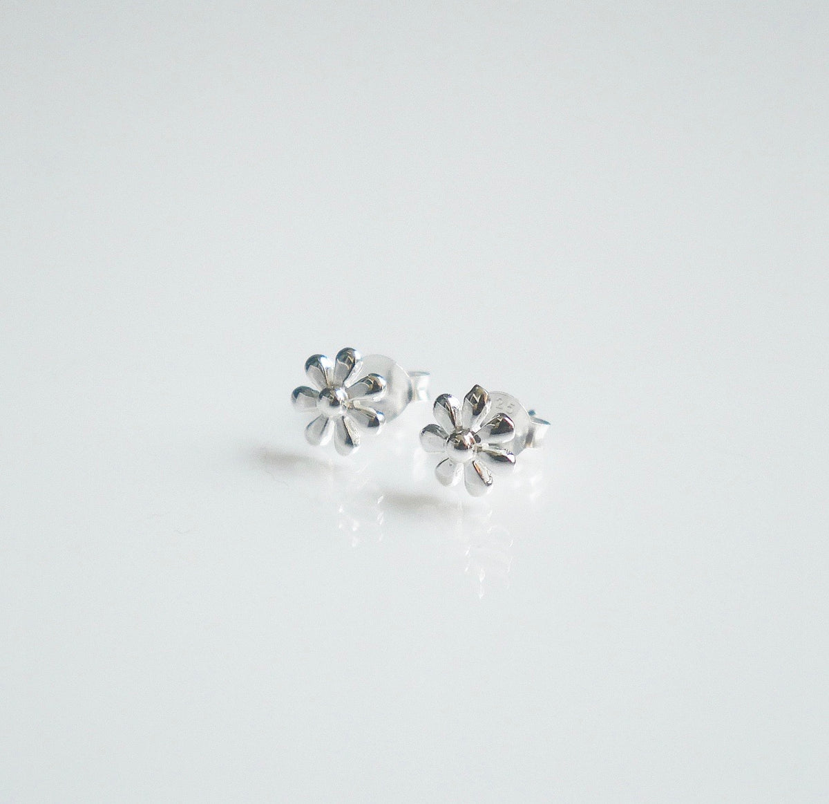 Flower stud earring by KesleyBoutique.com, Girlwith3jobs.com, Flower studs, daisy earrings in sterling silver, sterling silver stud flower earrings by Kesley