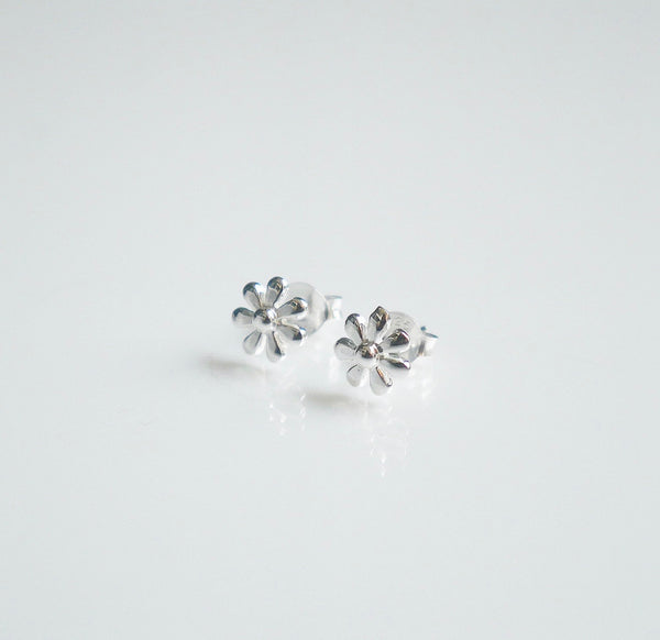 Flower stud earring by KesleyBoutique.com, Girlwith3jobs.com, Flower studs, daisy earrings in sterling silver, sterling silver stud flower earrings by Kesley