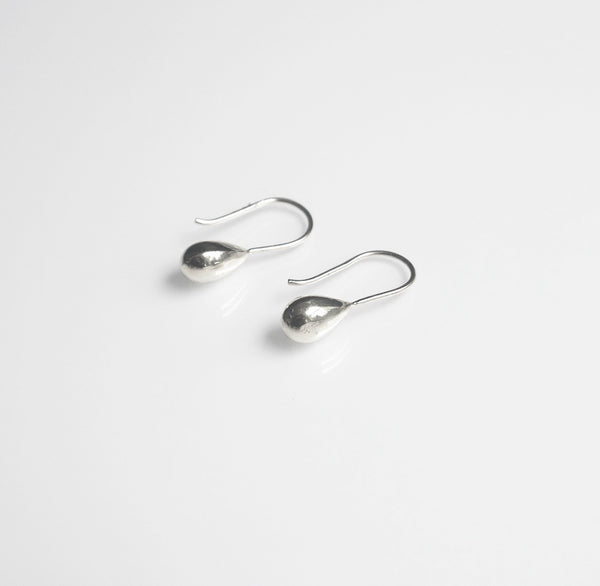 rain drop silver earrings, simple earrings, classic earrings, classy earrings, nice earrings, light weighr earrings in sterling silver .925 silver earrings, anti tarnish sterling silver earrings, cute earrings fashion blogger earrings sterling silver girlwith3jobs, kesleyboutique 