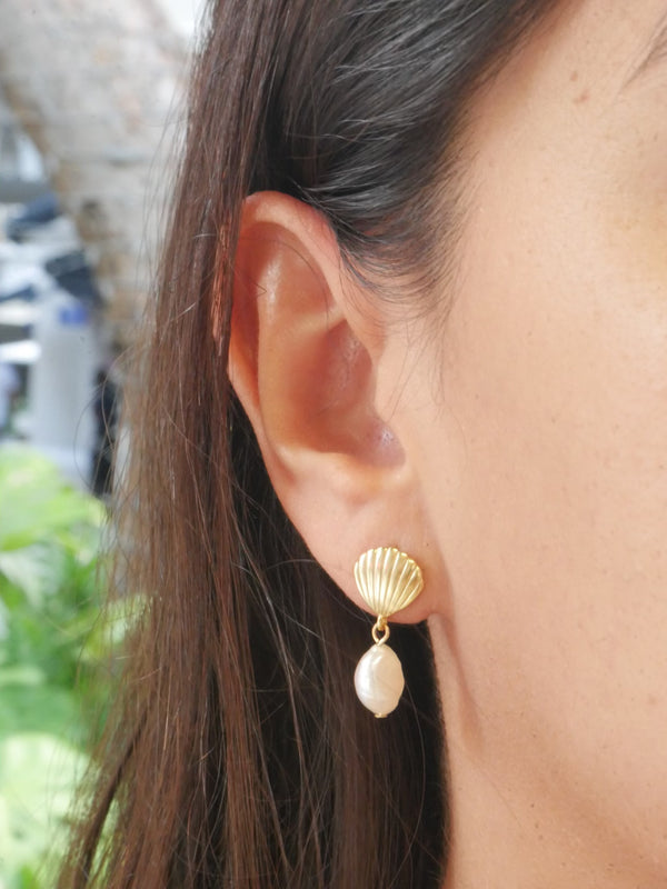 seashell earrings, pearl earrings, gold plated earrings, seashell with pearl earrings, fashion jewelry, summer jewelry, vacation jewelry, nickel free earrings, birthday gift ideas, earrings for sensitive ears, luxury designer waterproof earrings, summer accessories, vacation jewelry, real pearl earrings, designer inspired, luxury earrings, anti tarnish earrings, nice jewelry, kesley boutique