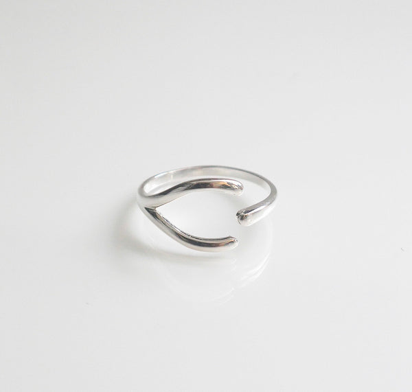 rings, silver rings, adjustable rings, white gold rings, dainty rings, wishbone rings, jewelry, accessories, nice rings, fashion jewelry, dainty rings, trending on tiktok and instagram, cool rings, rings for men, rings for women, waterproof jewelry, waterproof rings, rings that wont tarnish with water, casual rings, fashion jewelry, birthday gifts, holiday gifts